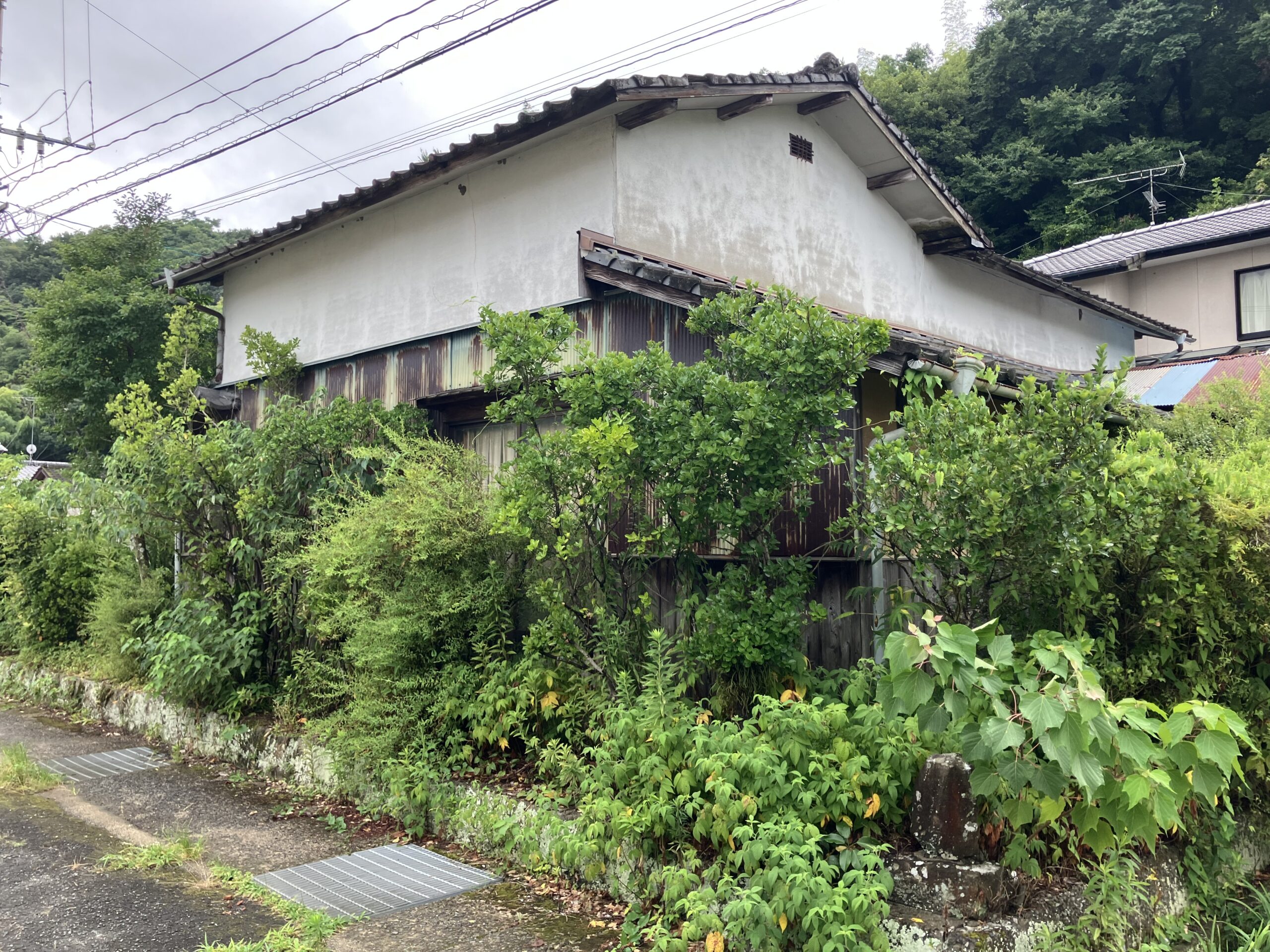 佐賀市で解体工事をするなら必見！基礎撤去の費用相場と地中埋設物の注意点を解説