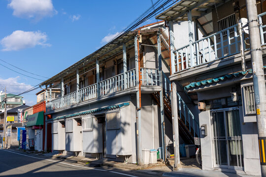 佐賀市の解体工事・解体業者なら創業24年の井手解体実業 | 【佐賀市で解体工事】長屋の切り離し解体費用と注意点！事前準備からプロの対応事例まで徹底解説✨